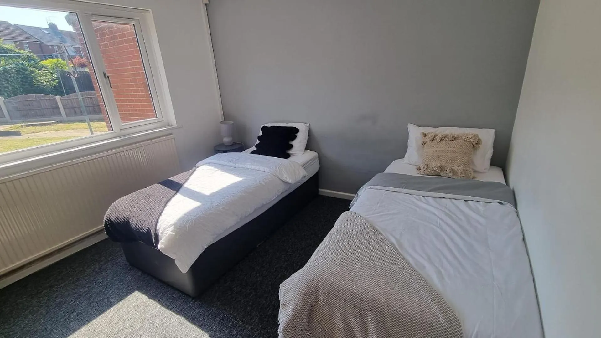 Hébergement de vacances Villa Doncaster-House-Sleeps8-Parking-Garden