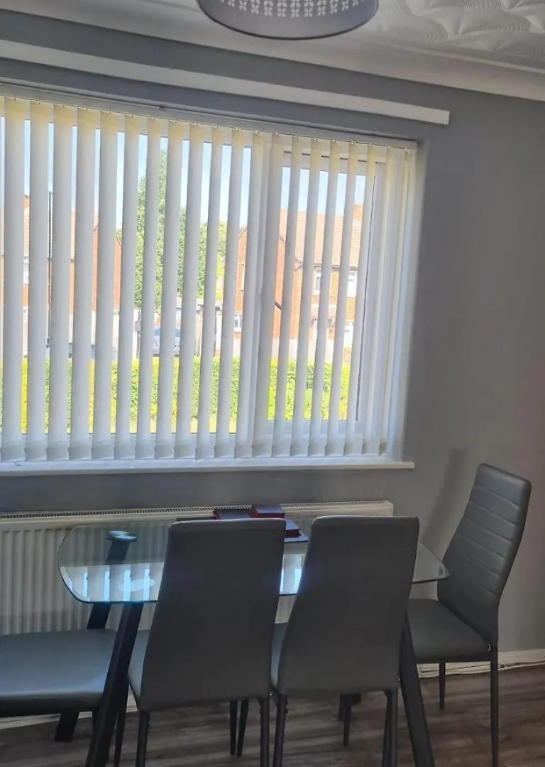 Villa Doncaster-House-Sleeps8-Parking-Garden