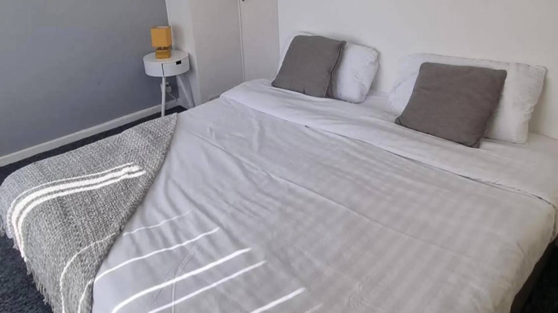 Villa Doncaster-House-Sleeps8-Parking-Garden